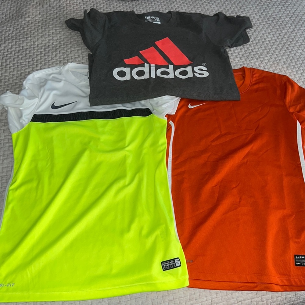 Women’s athletic tees size S (3)
